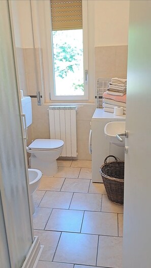 Hair dryer, bidet, towels, soap - Dinky's apartment with forest view balcony (Magreglio)