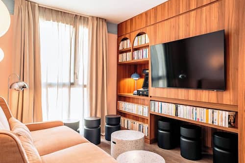 Penthouse | Woonruimte | Een 80-cm flatscreentelevisie met kabelzenders en betaalfilms