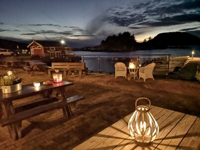 Fantastic fishing hut with sea view directly on the water