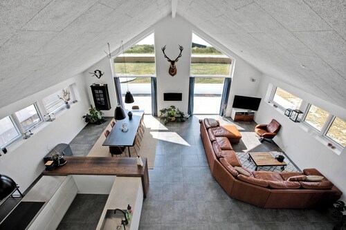 Lovely holiday home with sea view and activity room.