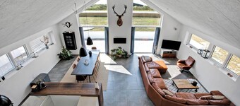 Lovely holiday home with sea view and activity room.
