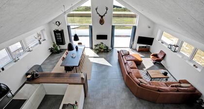 Lovely holiday home with sea view and activity room.