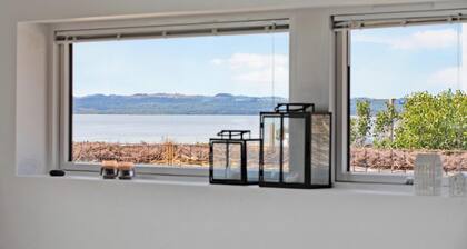 Lovely holiday home with sea view and activity room.