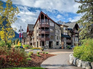 Exterior - Three Peaks Haven | Epic Views (Canmore)