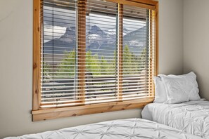 2 bedrooms, iron/ironing board, travel crib, free WiFi - Three Peaks Haven | Epic Views (Canmore)
