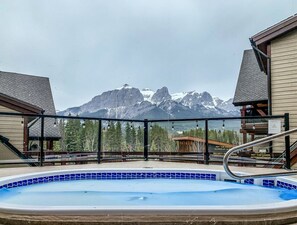 Outdoor spa tub - Three Peaks Haven | Epic Views (Canmore)