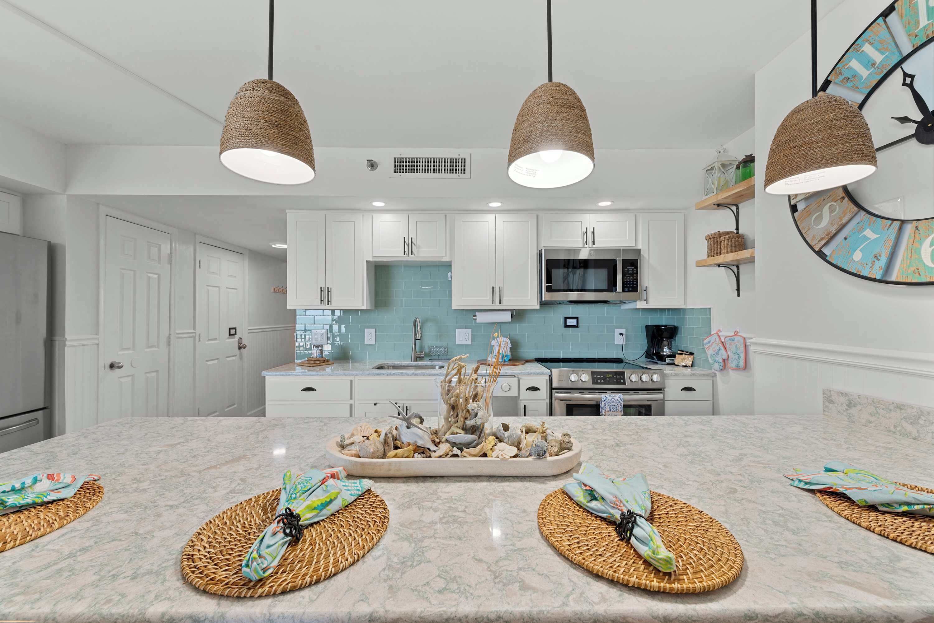 Geladeira, micro-ondas, fogão, cooktop