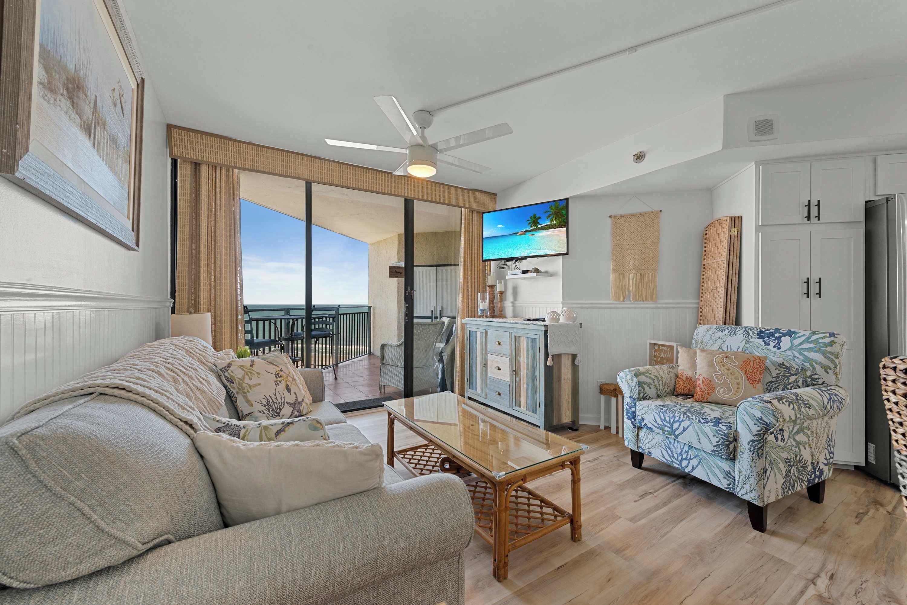 Een televisie en een kantoor