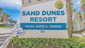 Une enseigne pour le Sand Dunes Resort, qui fait la publicitĂ© de villas, de suites et dâappartements.