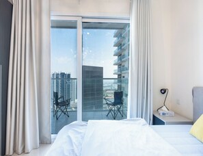 In-room safe, desk, laptop workspace, blackout curtains - CaiCai Homes AG Tower Business Bay (Dubai)