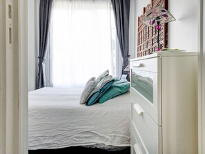 A bedroom with a bed, a dresser, and a window with curtains. - Romantic Stay, Isigny-sur-Mer (Isigny-sur-Mer)