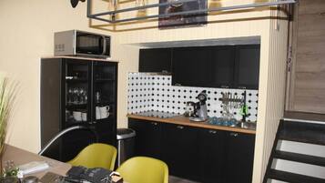 Réfrigérateur, micro-ondes, plaque de cuisson, lave-vaisselle