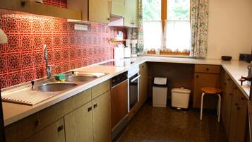 Ofen, Herdplatte, Geschirrspüler, Wasserkocher mit Kaffee-/Teezubehör