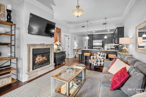 TV, fireplace - The Meadow DTWN Fay Apt- 2 Blocks to Dickson St (Fayetteville)