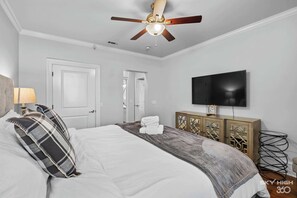 2 bedrooms, iron/ironing board, WiFi, bed sheets - The Meadow DTWN Fay Apt- 2 Blocks to Dickson St (Fayetteville)