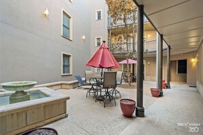 Outdoor dining - The Meadow DTWN Fay Apt- 2 Blocks to Dickson St (Fayetteville)