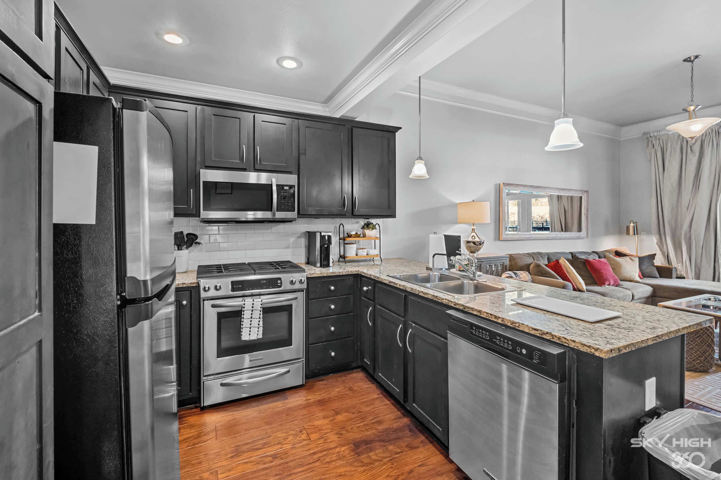 Réfrigérateur, micro-ondes, plaque de cuisson, lave-vaisselle