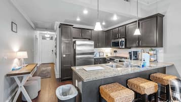 Réfrigérateur, micro-ondes, plaque de cuisson, lave-vaisselle