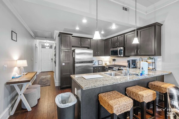 Fridge, microwave, stovetop, dishwasher