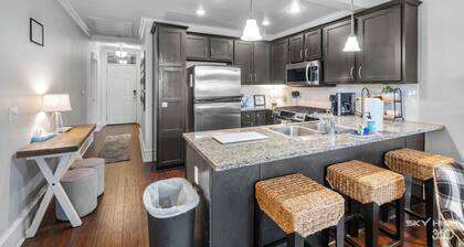 The Meadow DTWN Fay Apt- 2 Blocks to Dickson St