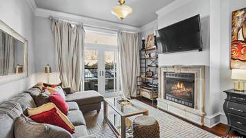 Télévision, cheminée