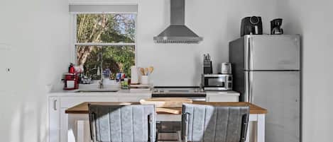 Frigorífico, microondas, placa de cocina y cafetera o tetera
