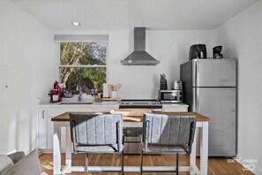 Refrigerador, microondas, parrilla de estufa y cafetera y tetera 