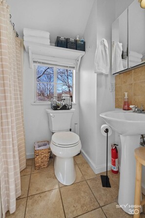 シャワー、ヘアドライヤー、タオル