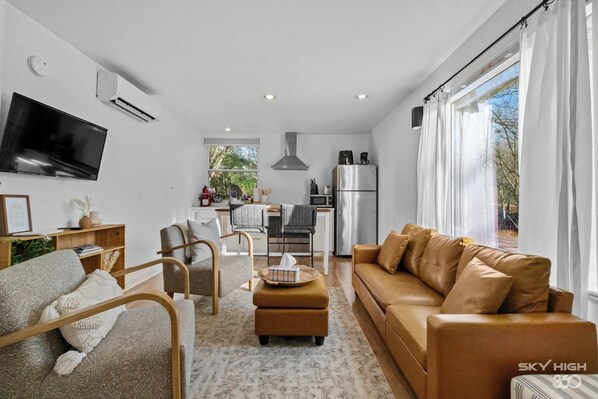 テレビ、テレビゲーム、書斎 / ワークスペース