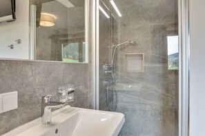 Regadera y secadora de cabello