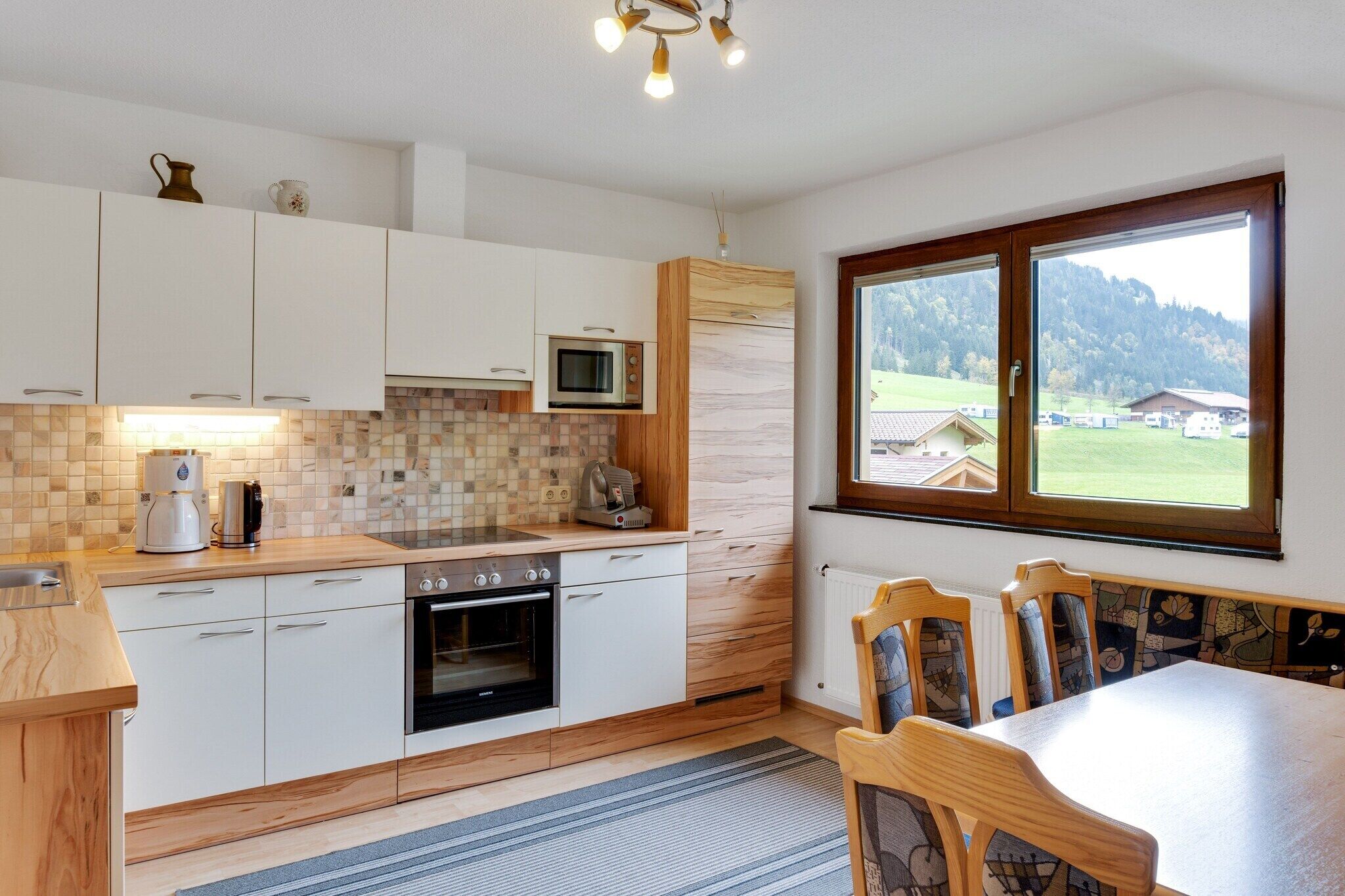 Kylskåp, mikrovågsugn, ugn och spishäll