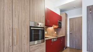 Réfrigérateur, micro-ondes, plaque de cuisson, lave-vaisselle