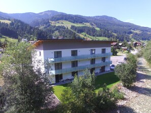 Un hôtel à plusieurs étages, doté d’un toit plat, de balcons et d’un espace de stationnement.