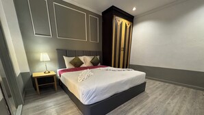 A modern bedroom with a bed, bedside table, lamp, and wardrobe. - Stay At Bedroom (Patong)