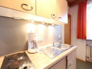 Kjøleskap, kokeplater og kaffetrakter/tekoker