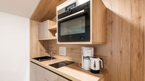 Kaffetrakter/tekoker, kjøleskap, ovn og kokeplater