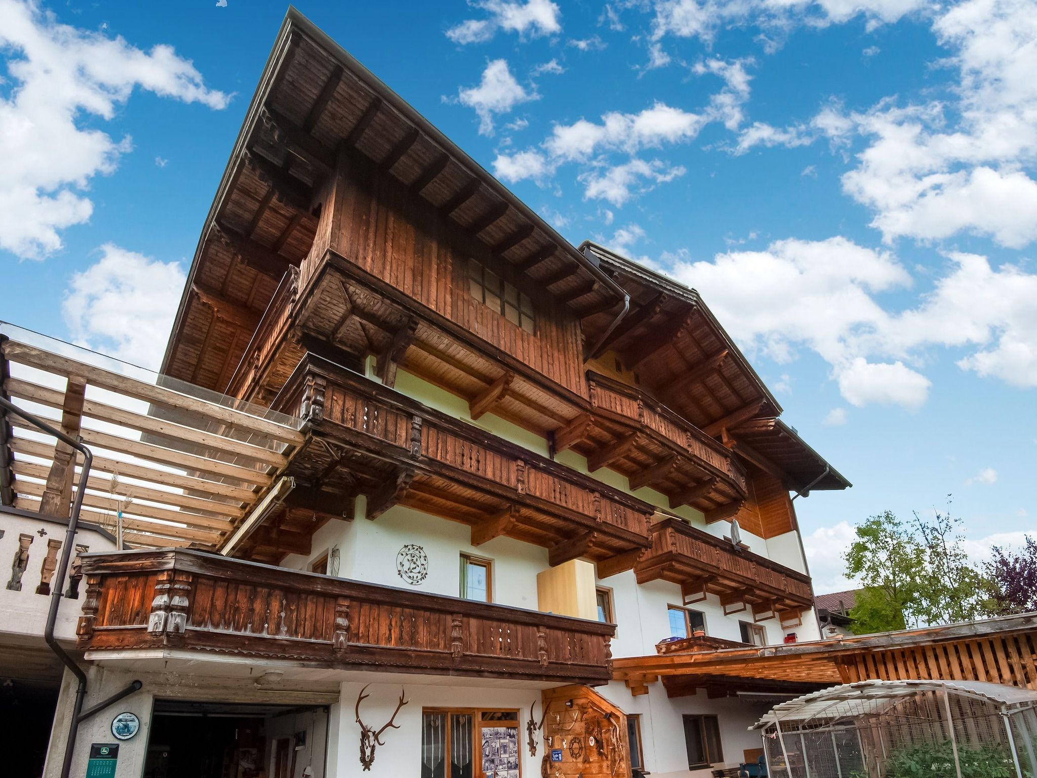 Un edificio de varios pisos con balcones de madera y un reloj en la fachada.