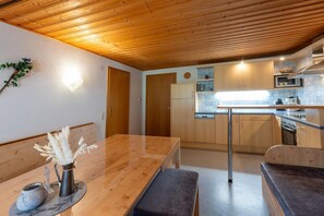 Kylskåp, mikrovågsugn, ugn och diskmaskin
