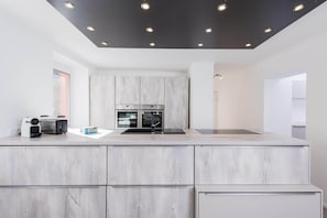 Kylskåp, mikrovågsugn, ugn och spishäll