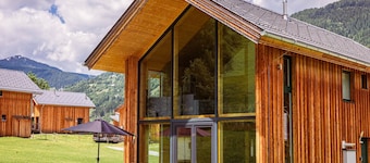 Attraktiv hytte med infrarød sauna og udendørs jacuzzi