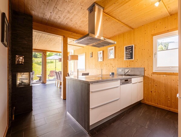 Kylskåp, mikrovågsugn, ugn och spishäll