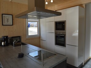 Jääkaappi, mikroaaltouuni, uuni, liesi