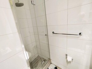 Hårtork, handdukar, tvål och toalettpapper