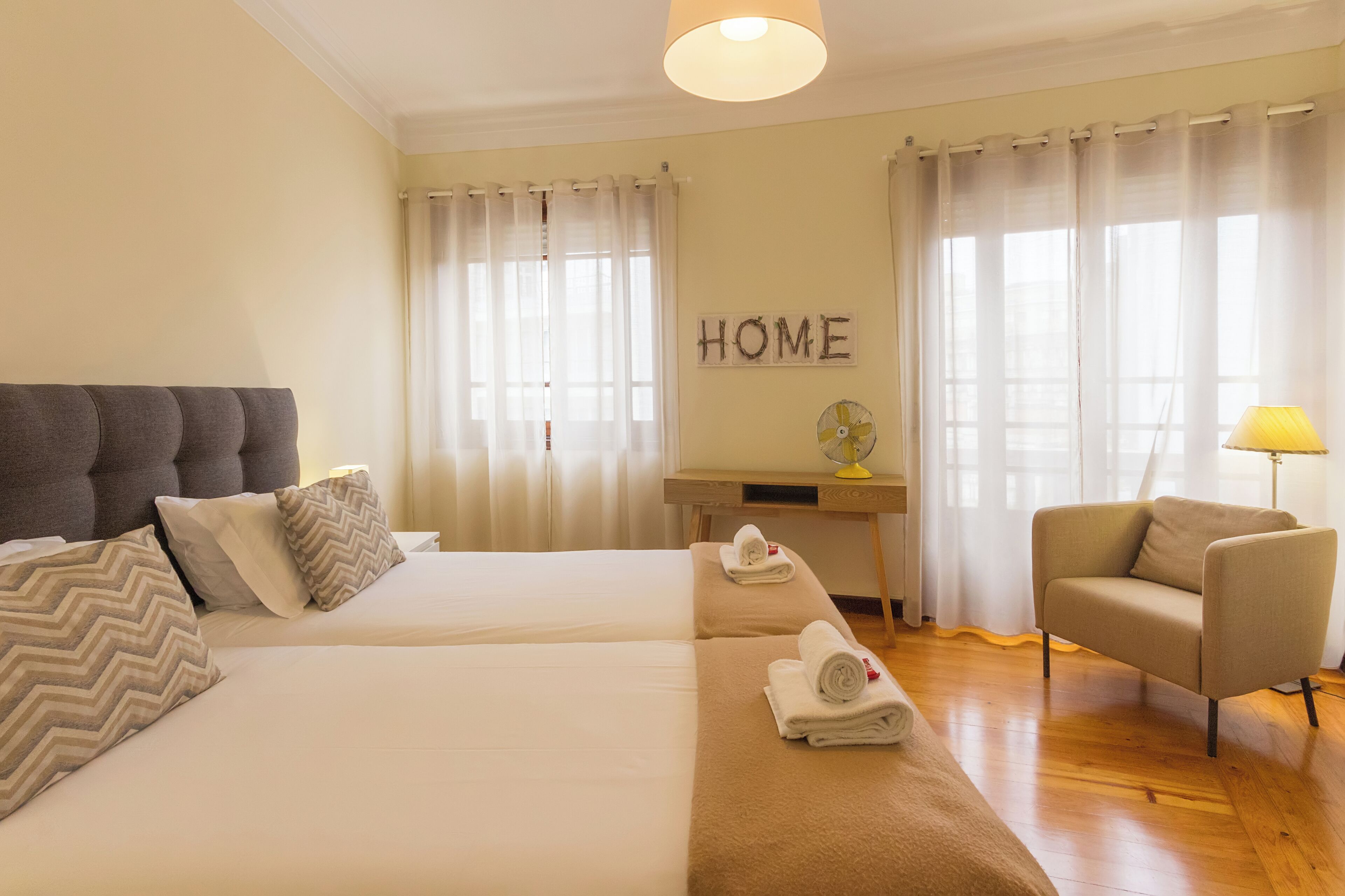 5 chambres, fer et planche à repasser, Wi-Fi, draps fournis