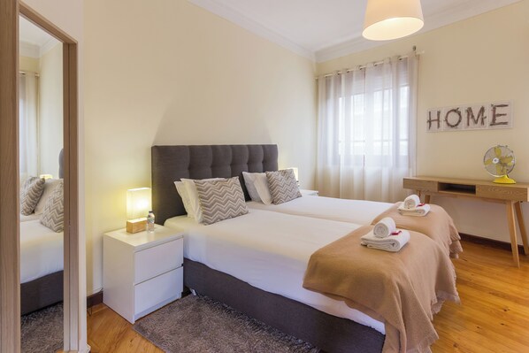 5 bedrooms, iron/ironing board, WiFi, bed sheets