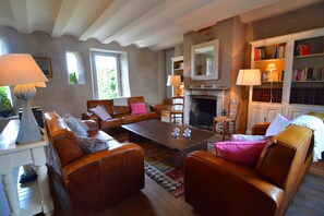 Smart-TV, Kamin, DVD-Player, Tischfußball