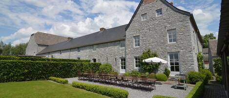 تناول الطعام بالخارج