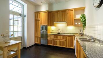 Micro-ondes, lave-vaisselle, cafetiĂšre/bouilloire, chaise haute