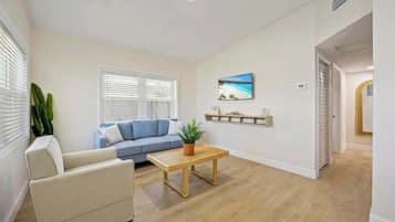 Een televisie en een kantoor