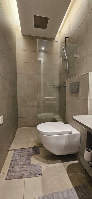 Hårføner, håndklær, såpe og toalettpapir